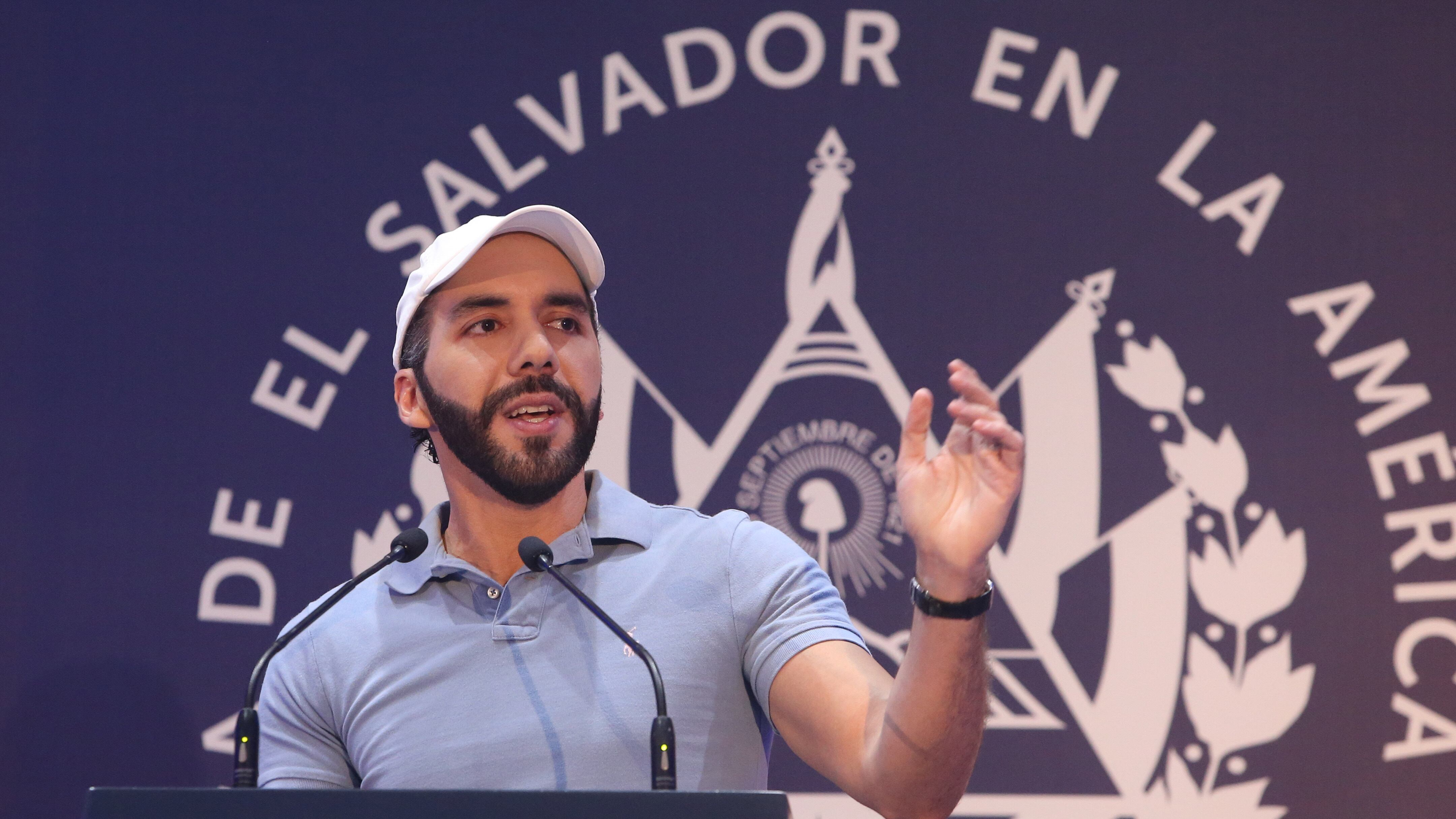 El presidente salvadoreño, Nayib Bukele, habla durante una conferencia de prensa, hoy en un hotel capitalino en San Salvador