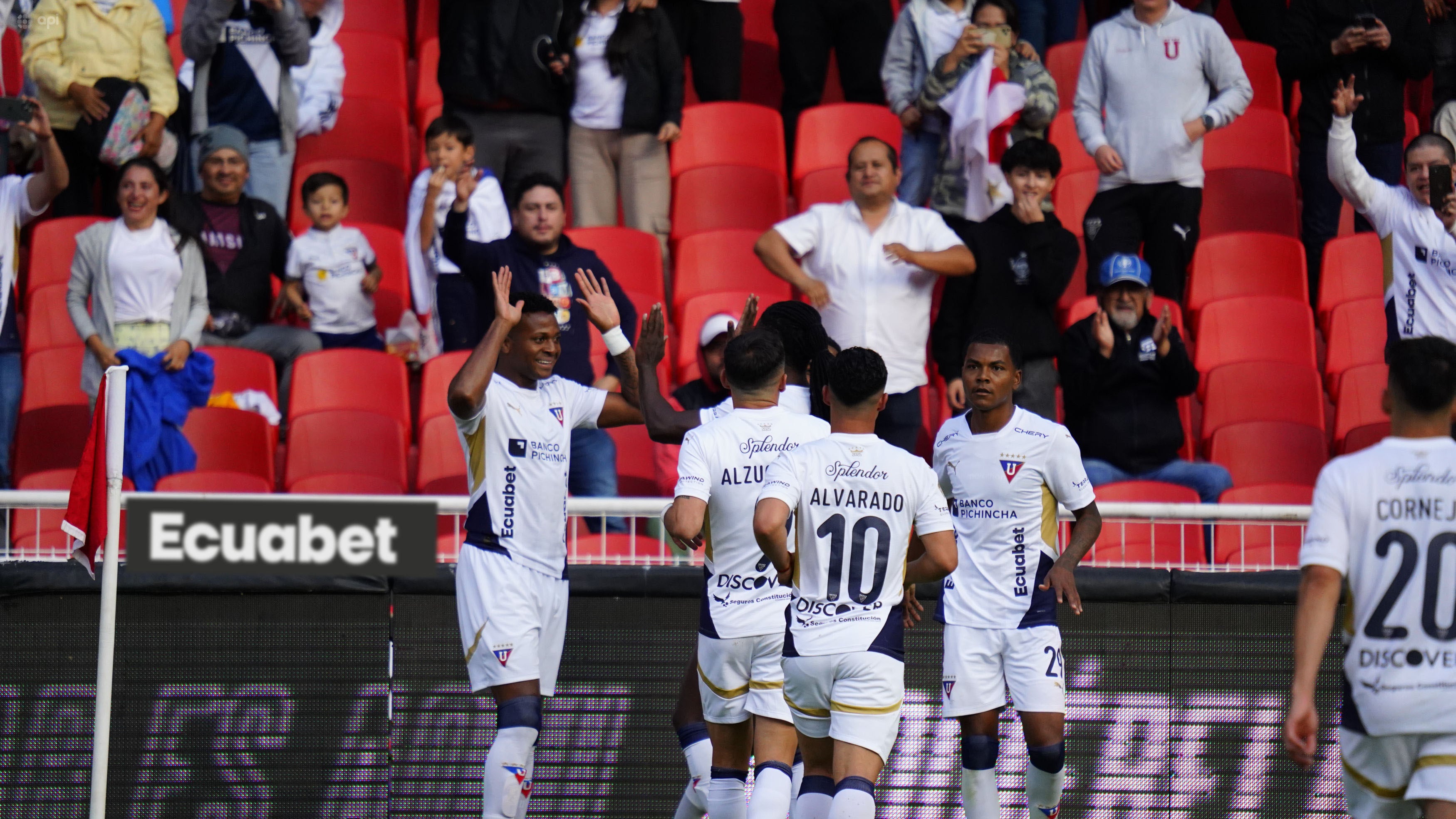 Michael Estrada festeja su gol con Liga de Quito ante Orense
