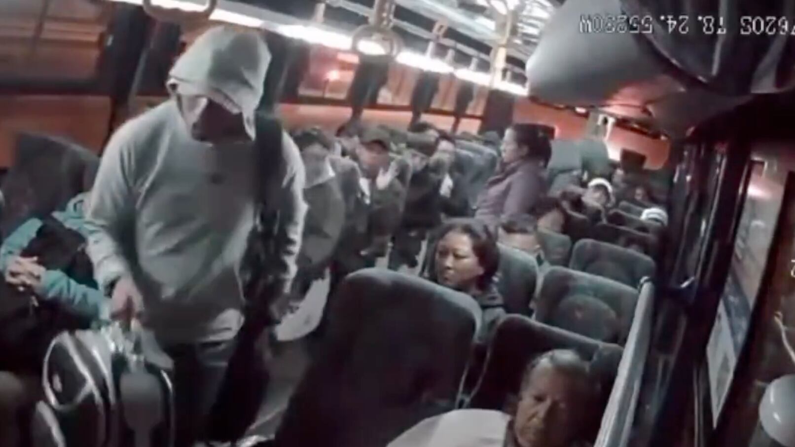 VIDEO: momento en que delincuentes asaltaron un bus en Quito