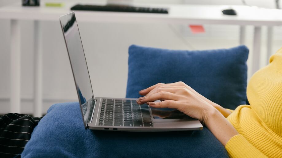 Imagen de una persona postulando a trabajos online