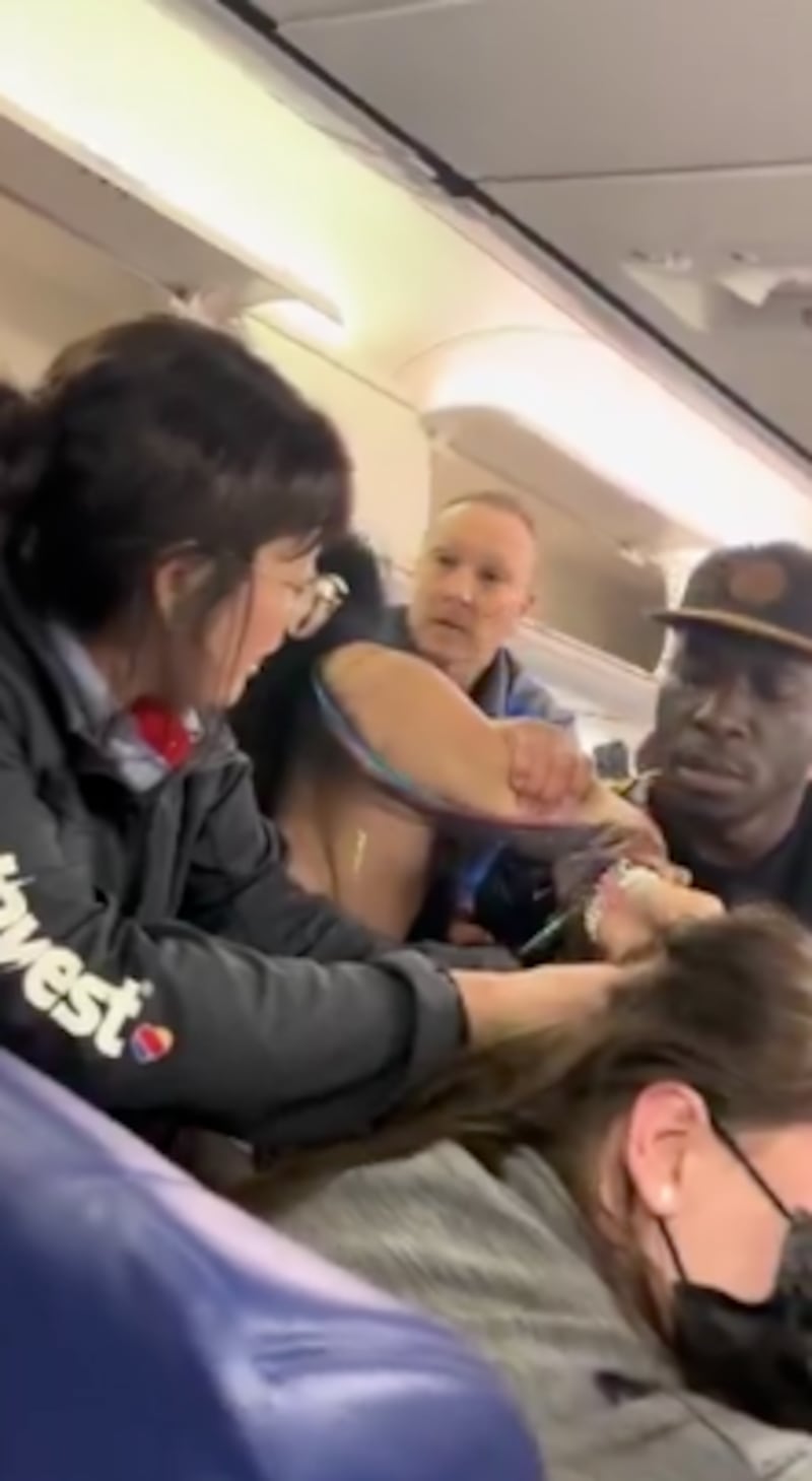 Artista agrede a ciudadana en avión