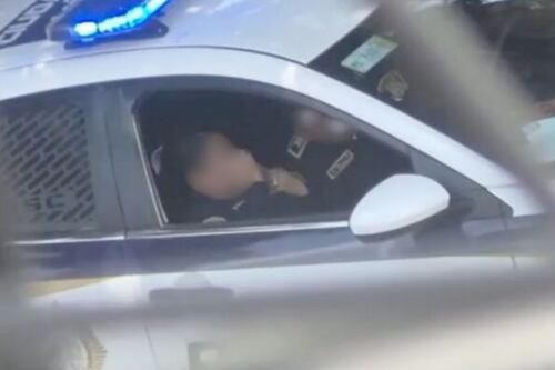 Policía que rechazó haber tenido intimidad en una patrulla elimina sus cuentas en redes sociales