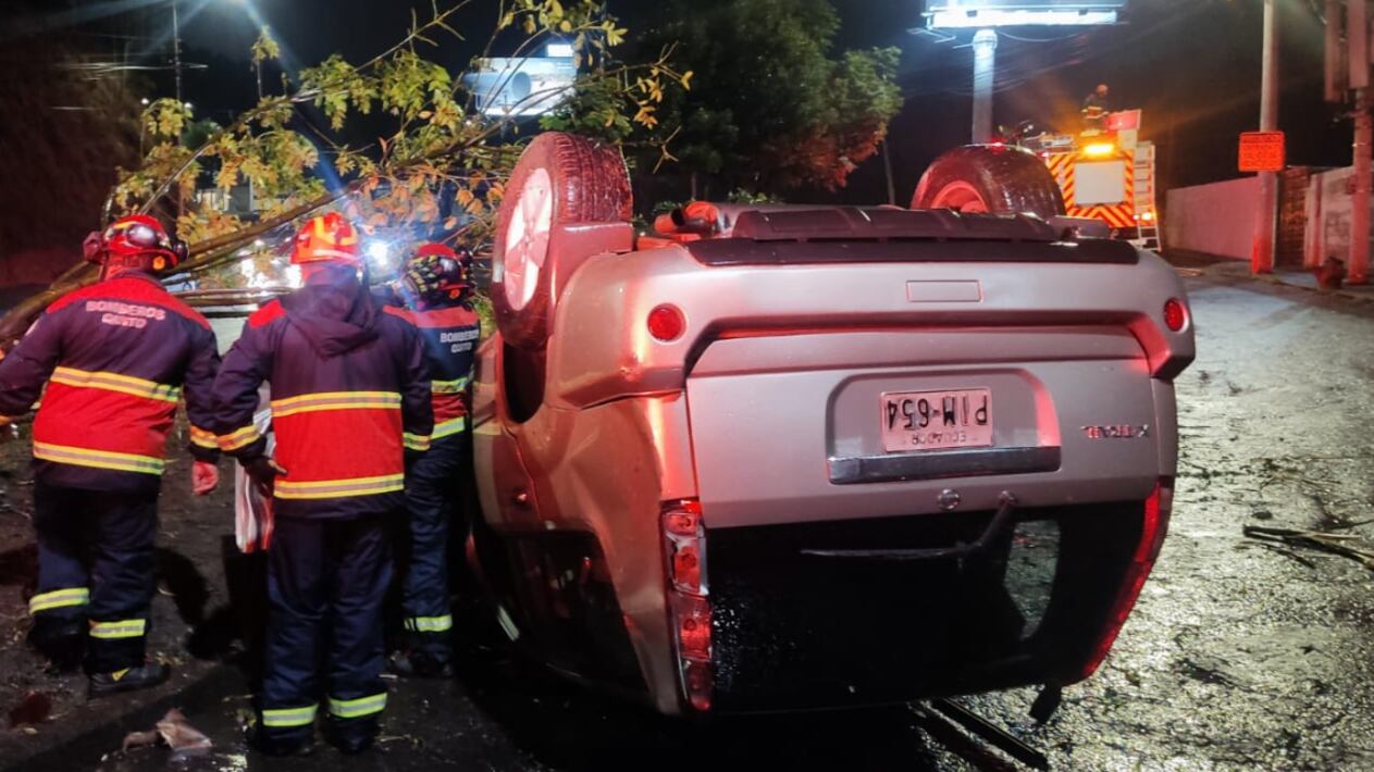 Una persona resultó herida luego de que un carro se volcó en la Av. Simón Bolívar, en Quito