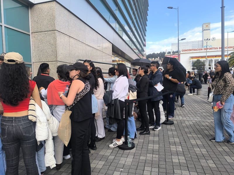 Largas filas para Shakira en Quito: la primera persona estuvo desde las 09h30. Foto: Sandra Zambrano (Metro Ecuador)