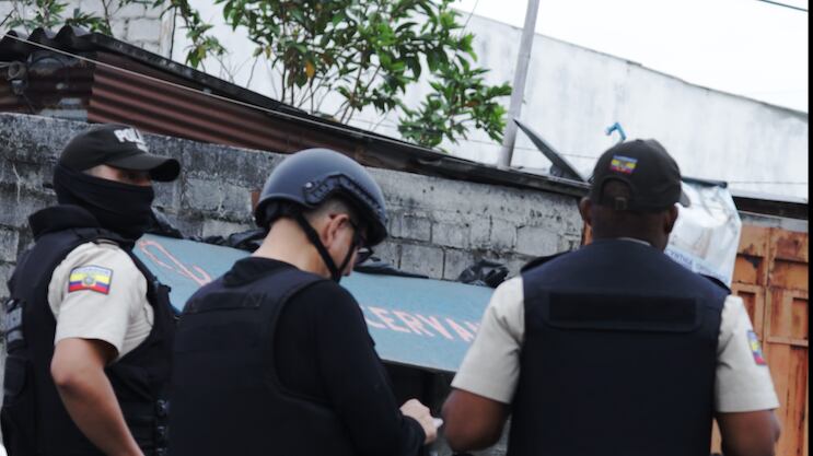 Policías en el norte de Guayaquil donde hallaron un cuerpo desmembrado