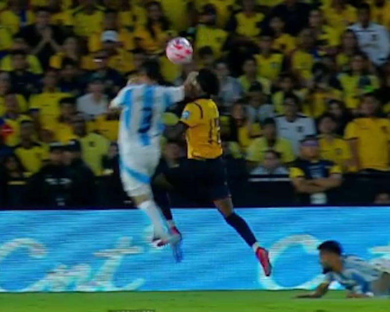 Lo que dijeron los argentinos de la falta a Ángelo Preciado.