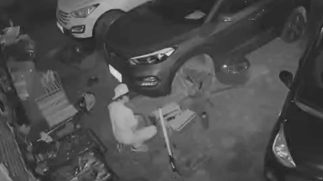 Capturan a tres personas robando en un taller mecánico del sur de Quito