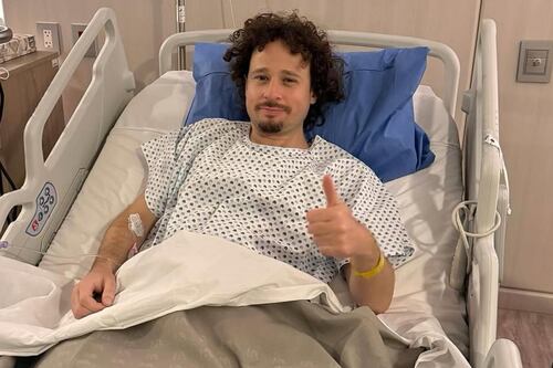 Luisito Comunica se somete a tratamiento con material radioactivo tras cirugía de columna