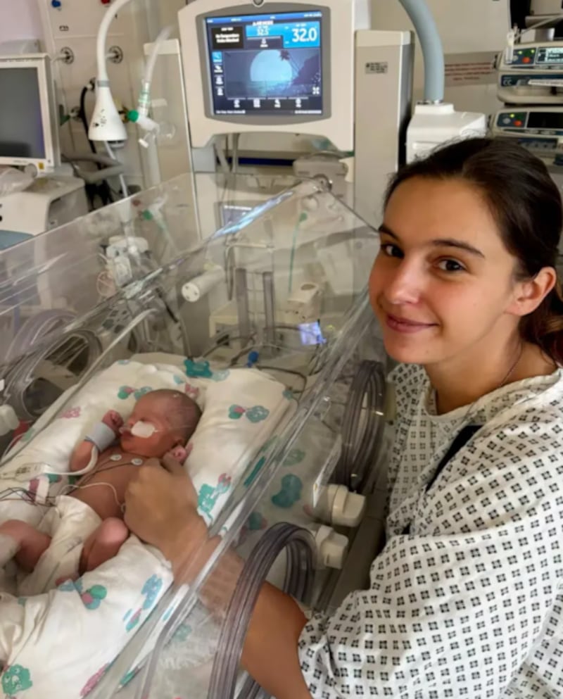 Megan Isherwood con su hijo Jaxson, nacido inesperadamente en una ambulancia en Blackburn, Inglaterra.
