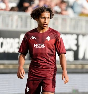 Tahirys Dos Santos, defensor del FC Metz, lucha por recuperarse tras sufrir quemaduras graves mientras rescataba a su novia en el incendio de Crans‑Montana.