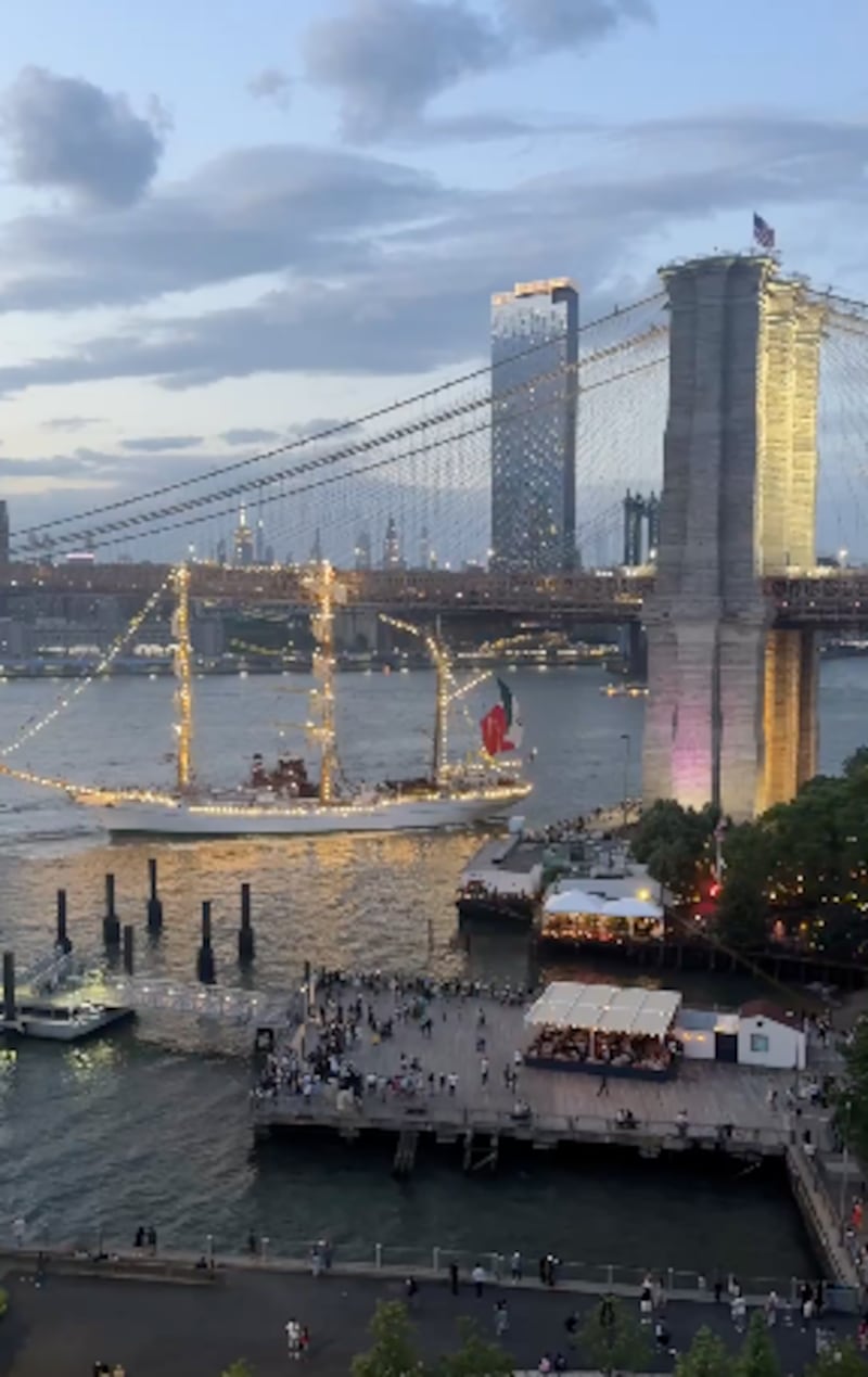 Buque Cuauhtémoc se estrelló contra el puente de Cuauhtémoc