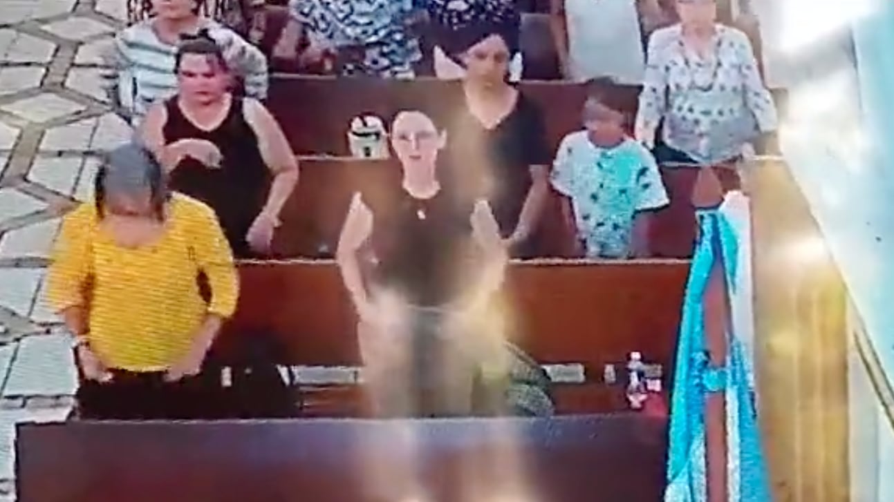 Niña en complicidad con su mamá robaron la cartera de una mujer en plena misa.