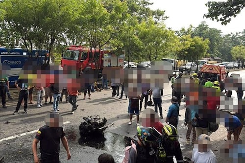 Aparatoso accidente en vía a la Costa involucra a bus y tanquero en Guayaquil y deja varios heridos