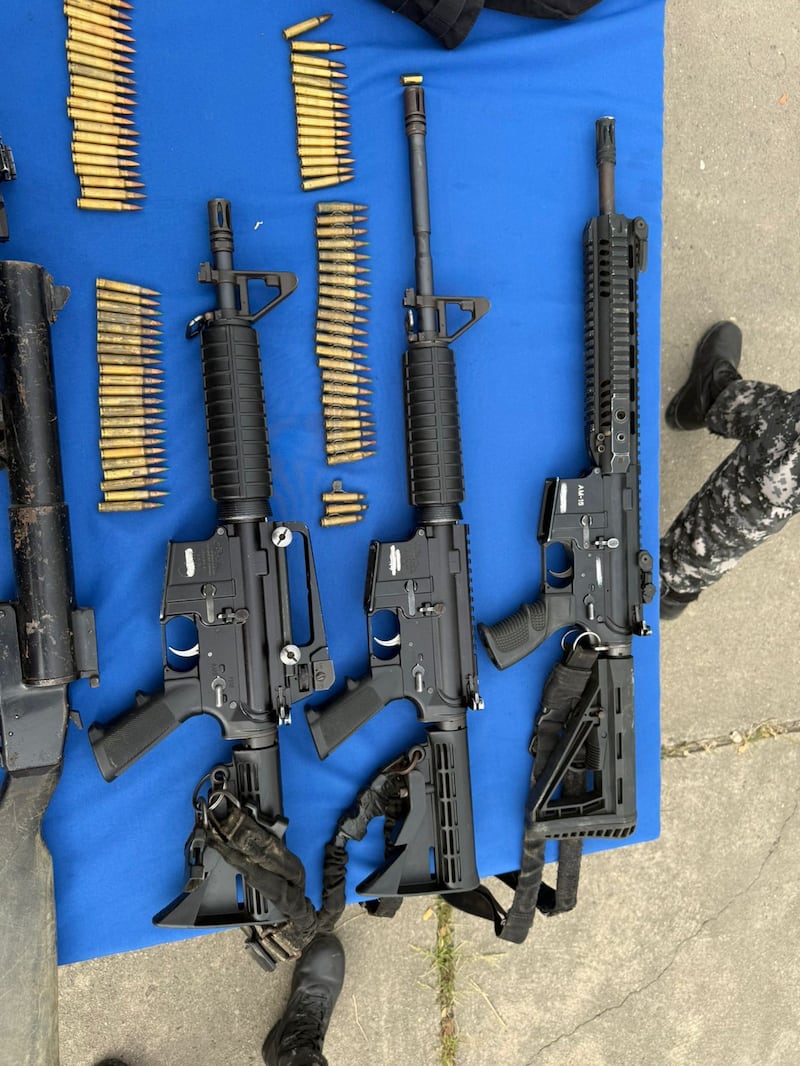 Tres policías y un militar en servicio pasivo fueron detenidos por tráfico de armas en Camilo Ponce Enríquez. Foto: Policía Nacional