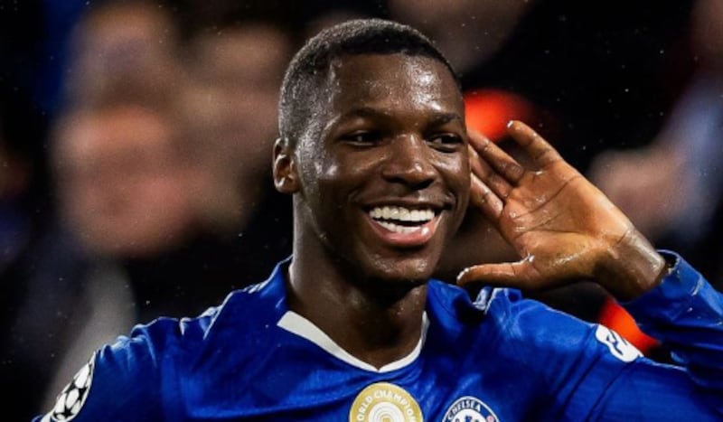 Moisés Caicedo se prepara para un duelo clave este 21 de febrero.