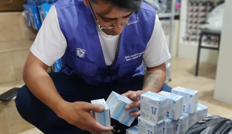 Detectan más de 9.800 medicamentos adulterados en farmacias cercanas al Hospital Carlos Andrade Marín en Quito