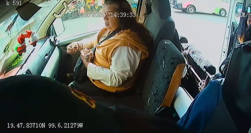 Después de cometer el robo, la sospechosa actuó como si nada y burló al conductor