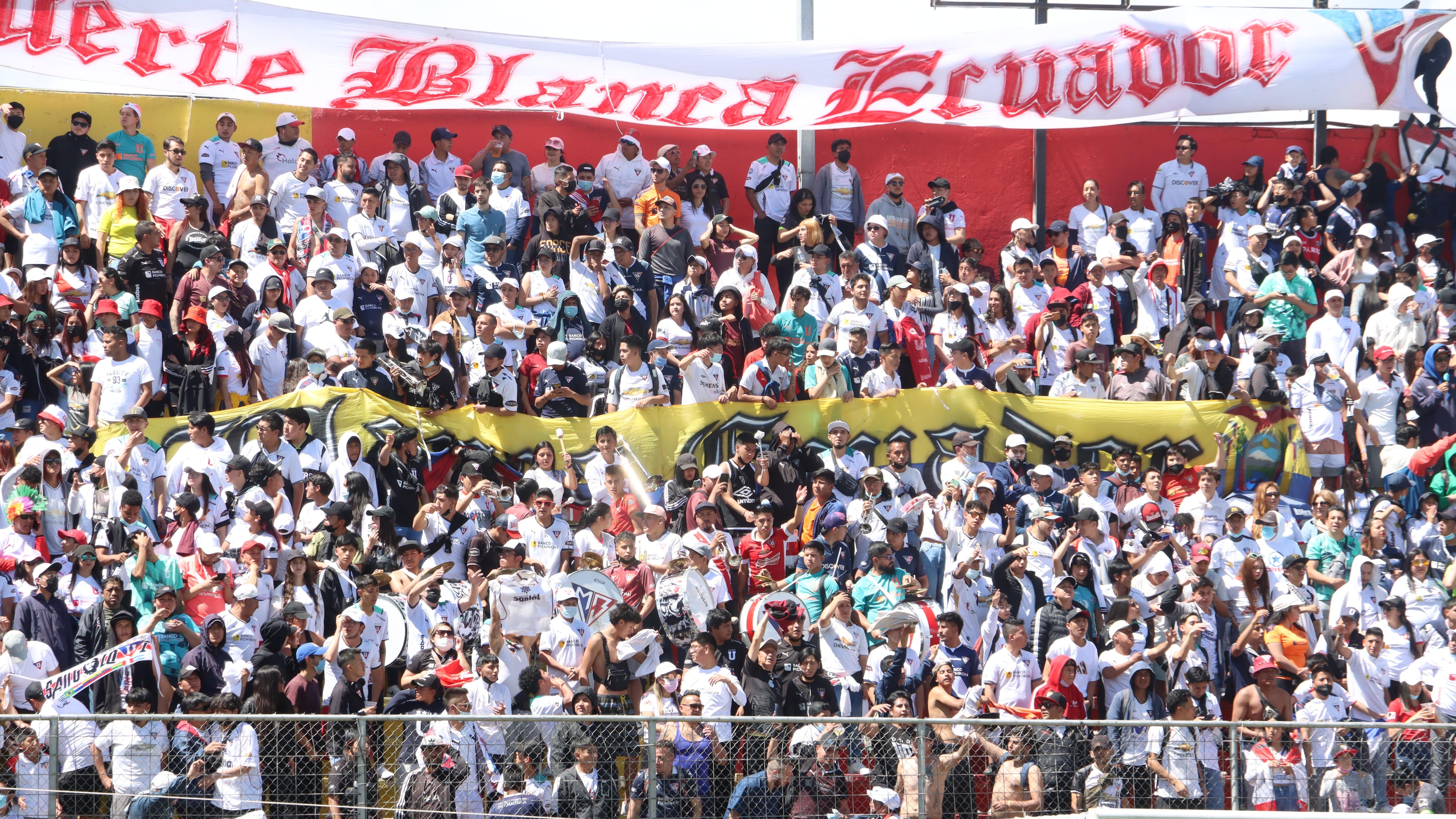 - Aficionados de LDU lanzaron bengalas