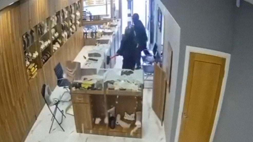 Machetes vs. escoba: robo ‘de película’ en una joyería a plena luz del día se viraliza en redes