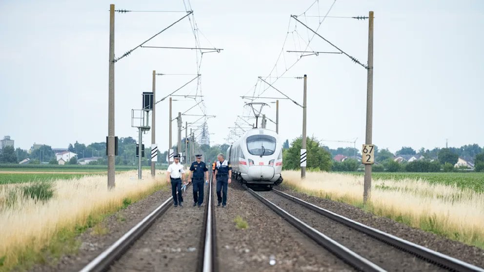 ¡Terror en Alemania! Hombre armado con hacha y martillo ataca tren en Baviera - Fuente: Cuenta de X