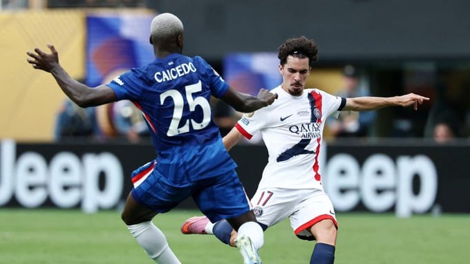 Vitinha y Moisés Caicedo disputando el balón