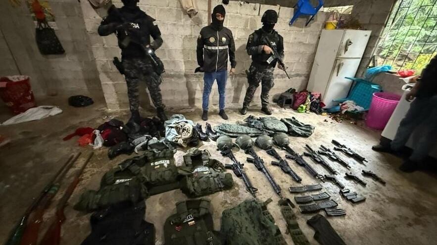 Agentes del Grupo de Operaciones Especiales (GOE) junto a fusiles, escopetas, pistolas y otros elementos decomisados tras allanamientos este viernes, en la provincia de Manabi (Ecuador). Tres hombres y una mujer fueron detenidos en Ecuador por su presunta implicación en el ataque armado registrado cerca de la medianoche del jueves que dejó a doce personas asesinadas en un lugar donde se realizaba una pelea de gallos de la comunidad La Valencia, zona rural del municipio de El Carmen, de la provincia costera de Manabí.