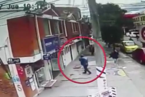 Video: Hombre se salvó de morir por caída de una pared mientras caminaba por la calle