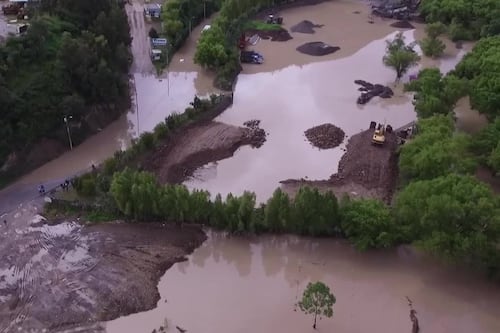Impactantes imágenes del desbordamiento del río Cuenca en el sector El Descanso
