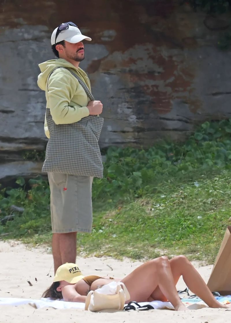 Las imágenes de Bad Bunny junto a Gabriela Berlingeri en una playa de Sídney.