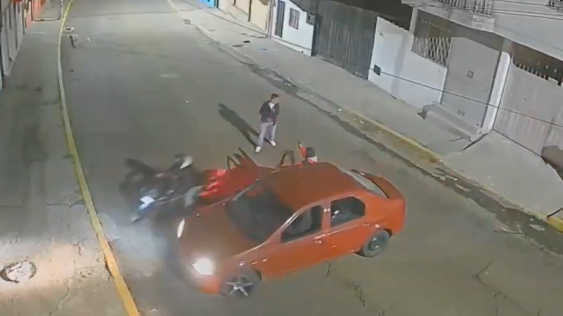 Cámara captó violento asalto al sur de Quito: hombre recibió un disparo al intentar evitar el robo de su moto - Fuente: Video de X