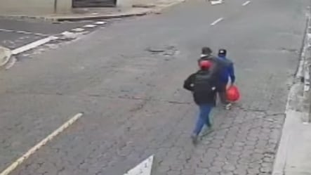 VIDEO: Ciudadano sufrió violento asalto tras ser abordado por dos sujetos en el sur de Quito