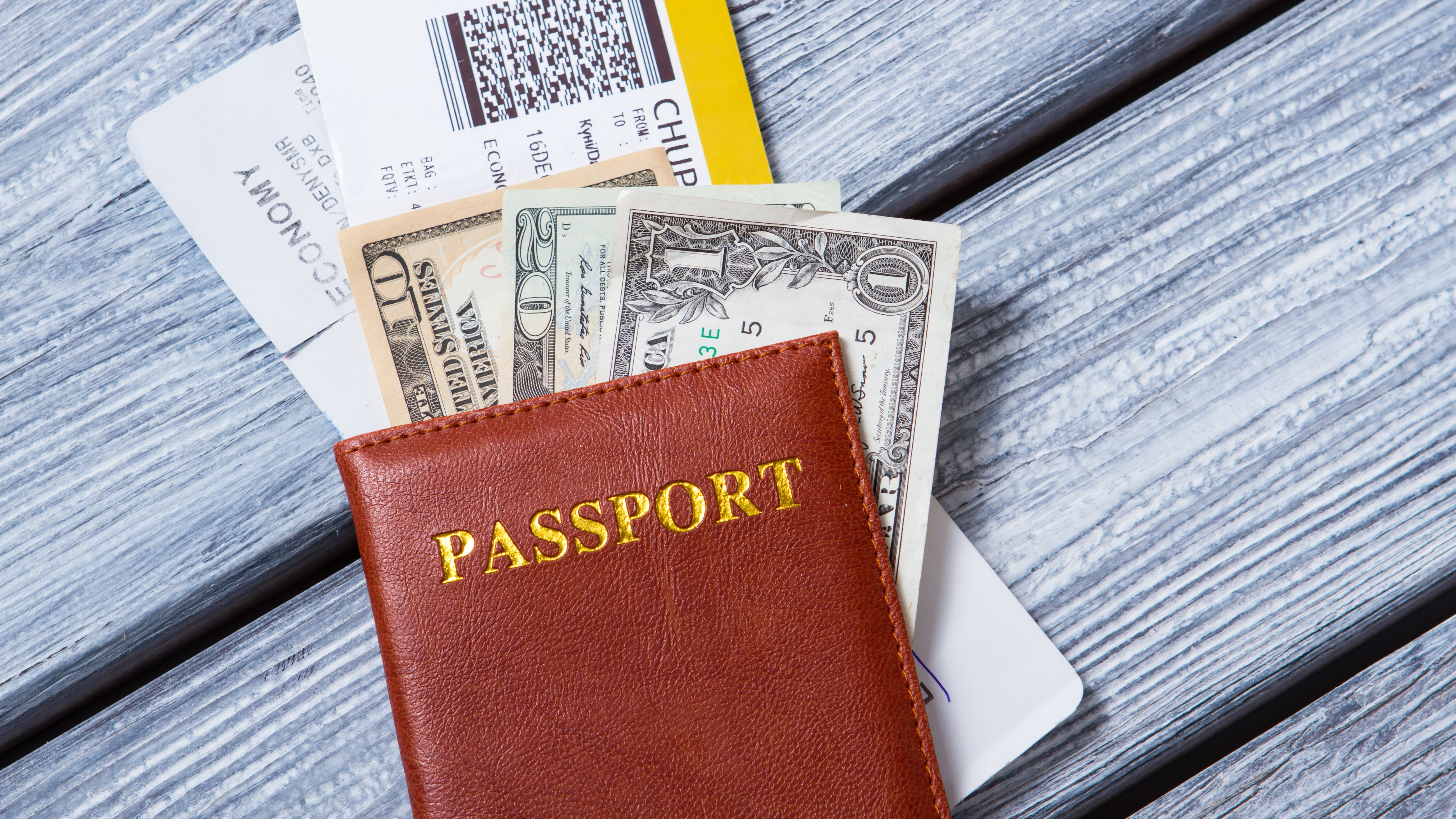 Dinero en el pasaporte, en referencia al formulario para declarar dinero en efectivo si ingresa o sale de Ecuador