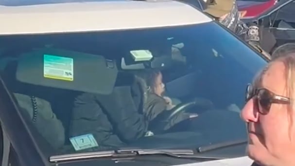 Agentes de ICE arrestan hostilmente a una mujer ecuatoriana en Massachussets - Fuente: Video de X