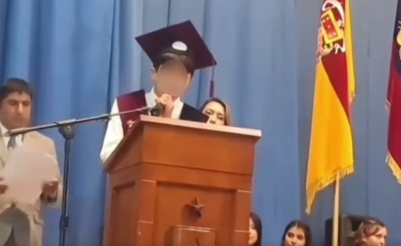 Estudiante denuncia irregularidades en colegio durante discurso de graduación