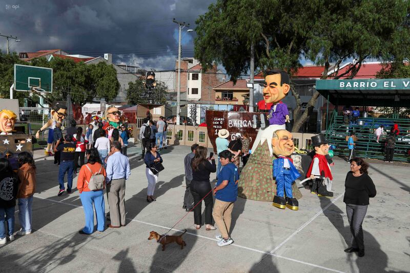 Monigotes en construcción en barrios de Cuenca, rumbo al concurso de Años Viejos 2025.