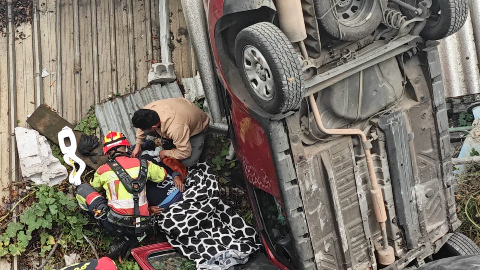 Auto cayó desde cinco metros sobre el techo de una vivienda en Guajaló, sur de Quito