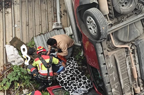 Auto cayó desde cinco metros sobre el techo de una vivienda en Guajaló, sur de Quito