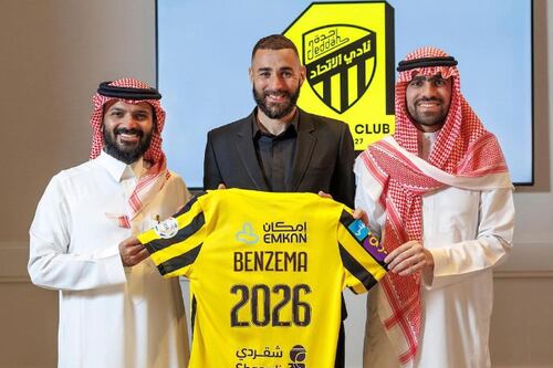 ¡Benzema ya luce su nuevo uniforme, así le dieron la bienvenida!