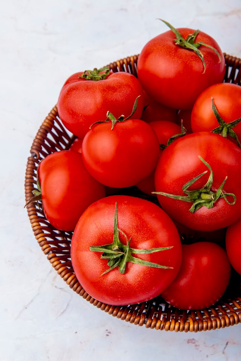 Un tomate crudo, dice la EOL, contiene un 95% de agua, 4% de carbohidratos y menos de un 1% de grasa y proteína comestible. Foto: Freepik.