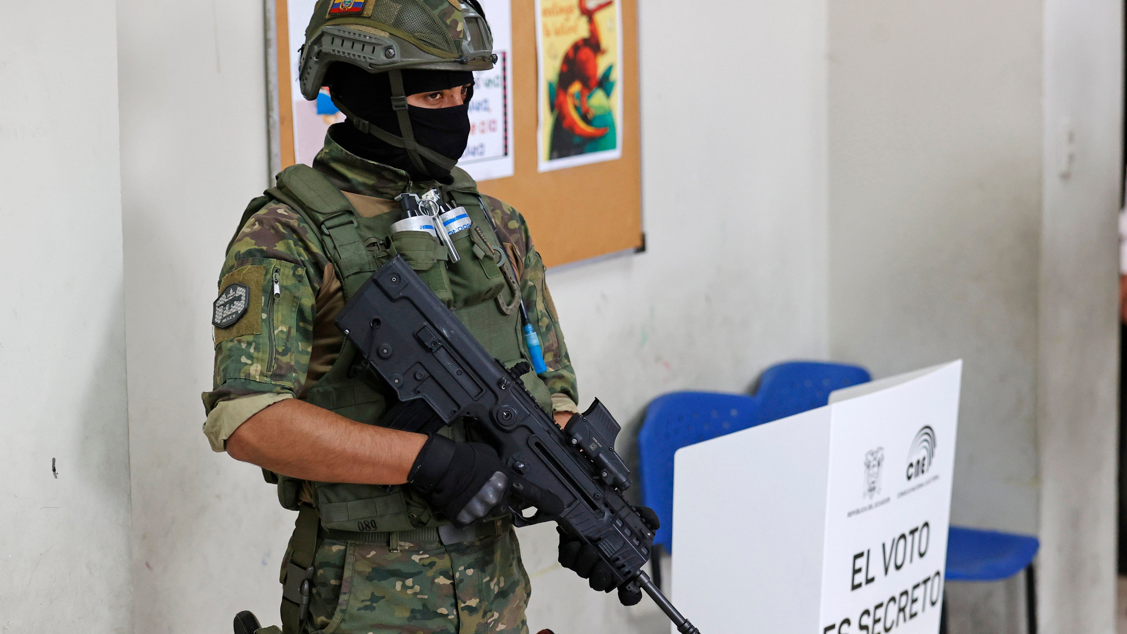 Militares brindan seguridad a los ciudadanos en sus centros de votación durante la jornada de Elecciones 2023, en Guayaquil