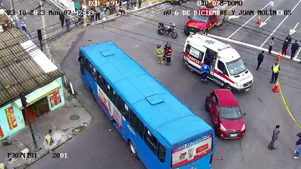 Motociclista falleció tras choque con un bus en el norte de Quito.