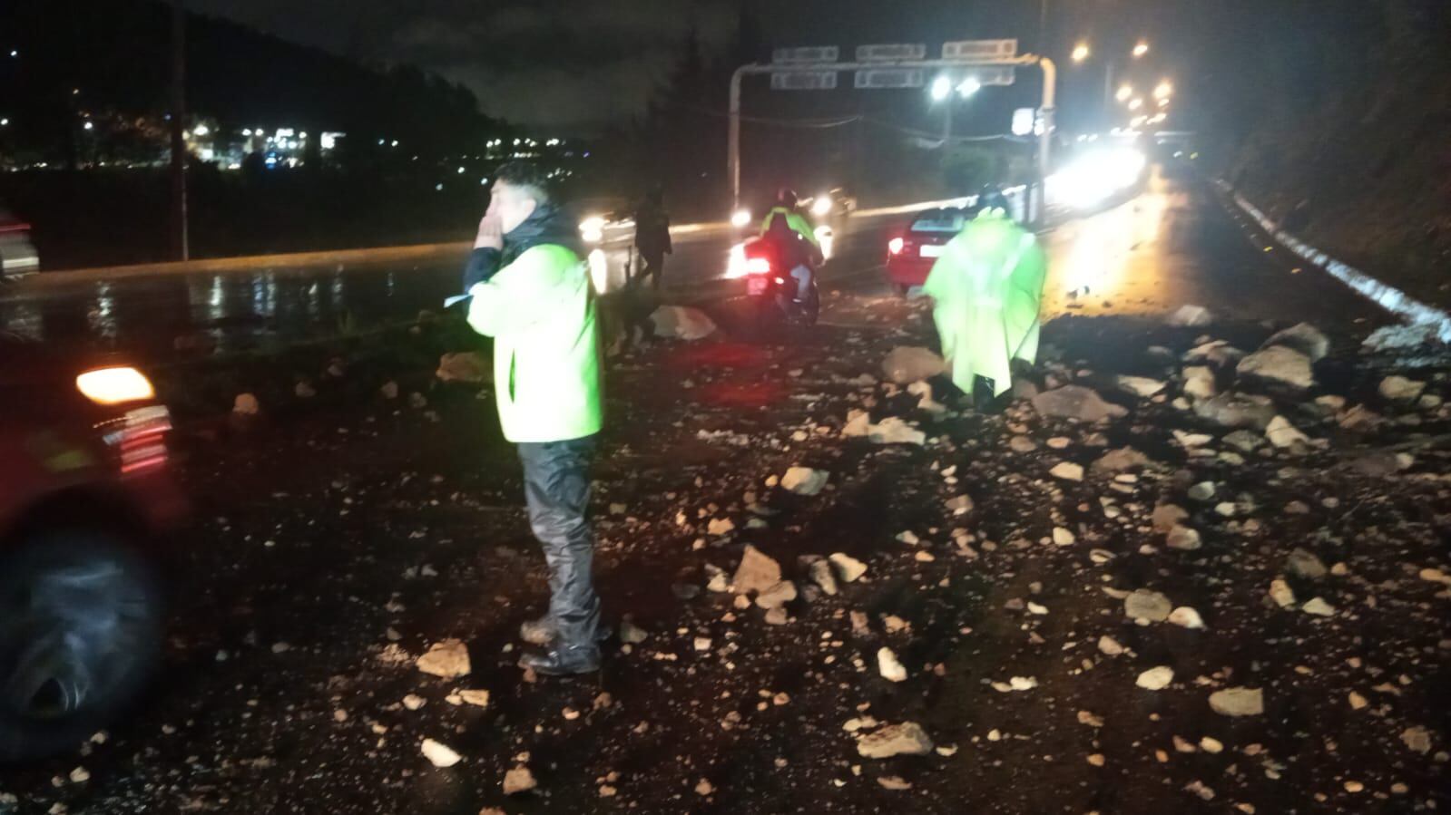 Cierre total de la Autopista General Rumiñahui en sentido Quito-Valle tras deslizamiento de tierra.