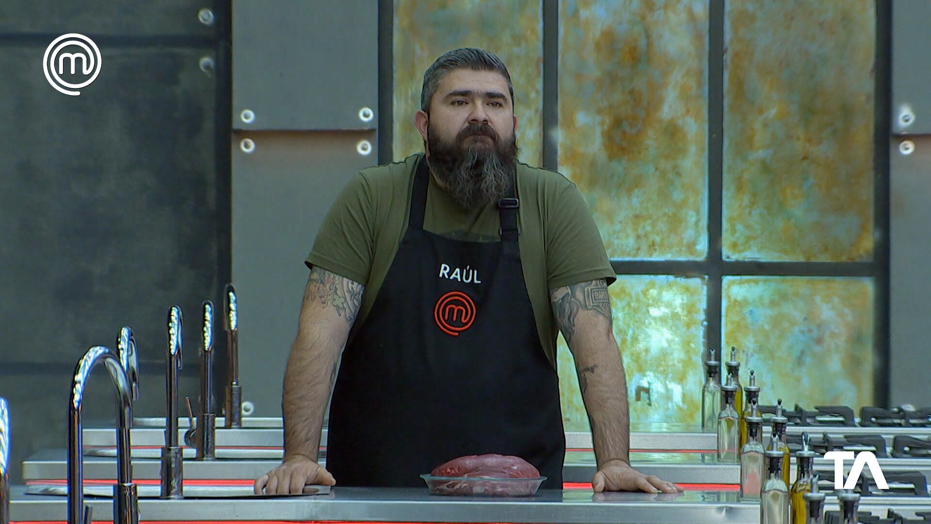 Raúl abandonó la competencia preparando un plato que le recordaba a su familia (Foto: Twitter @teleamazonasec)