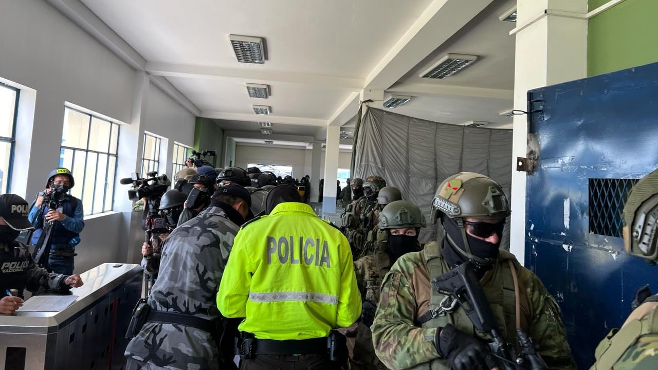 Fuerzas Armadas logró el 100% de control de cárcel de Cotopaxi: ahora reos limpian su celdas y comen por igual.