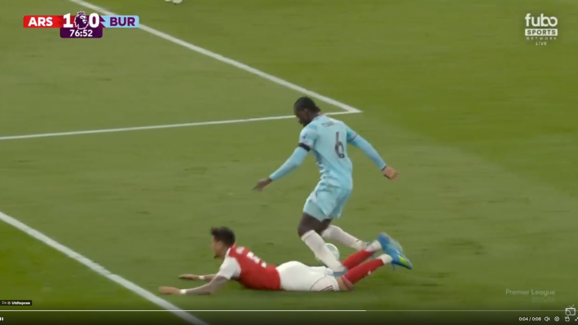 A Piero Hincapié se le bajó el short en plena Premier League
