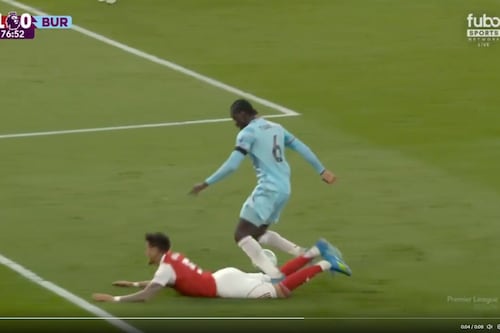 A Piero Hincapié se le bajó el short en plena Premier League