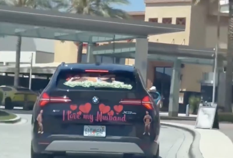 Vecinos en Florida se sorprenden al ver auto de lujo forrado con fotos atrevidas y mensajes de amor.