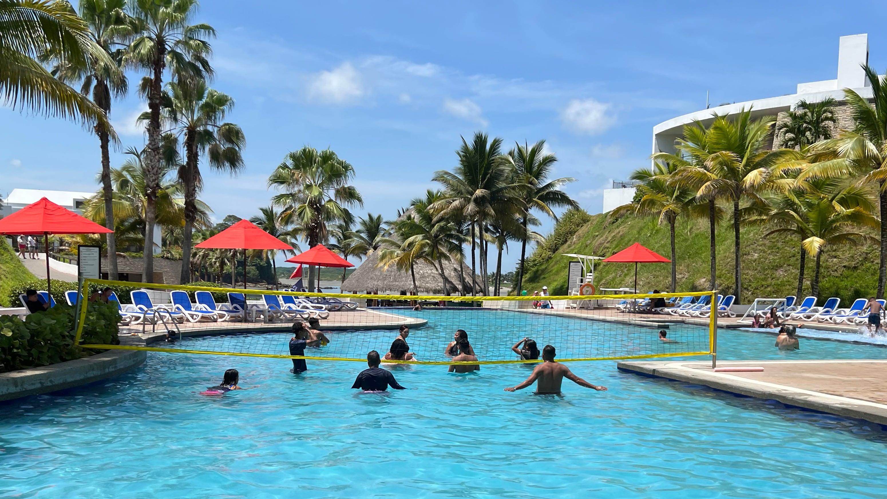 Diversión en las piscinas de Decameron Mompiche