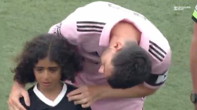 Lionel Messi con un niño llorando en la MLS