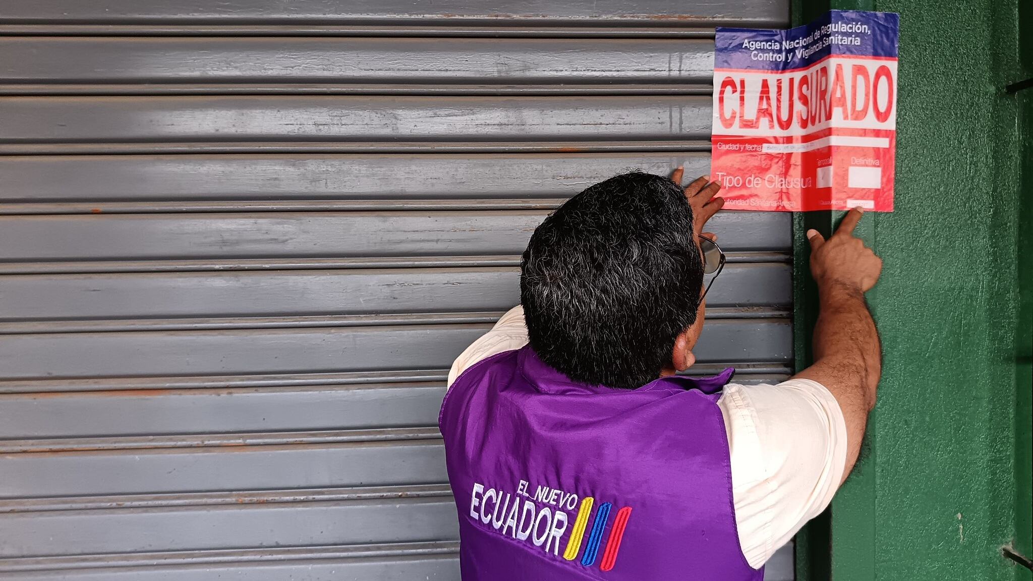 Cucarachas y comida podrida: clausuran micromercado y centro naturista en - @Arcsa_Ec